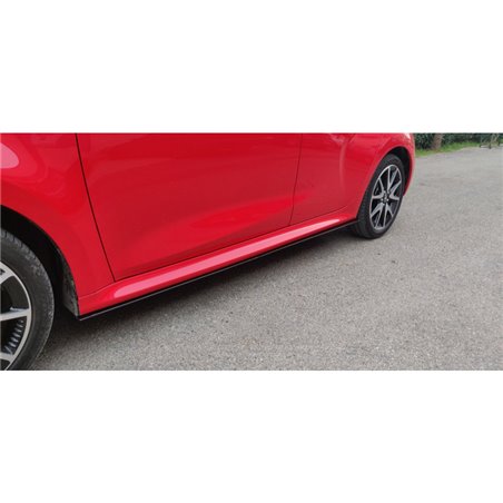 Jupes latérales sur mesure pour Toyota Yaris (P21) 2020- (PU-Rim noir mattes)